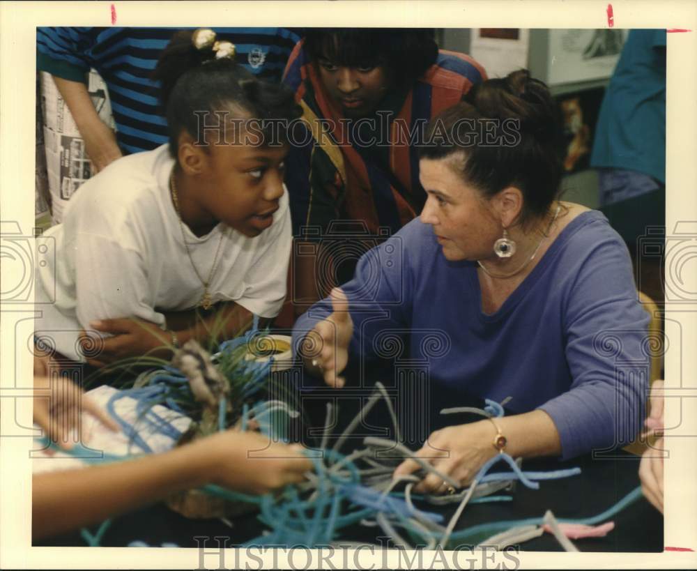 1993 Press Photo Middle School Teacher Linda Knight with Student Chrissie Davis - Historic Images