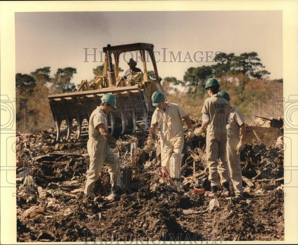 1992 Press Photo Harris County Prisoners Restoring Wetland After Illegal Dumping- Historic Images