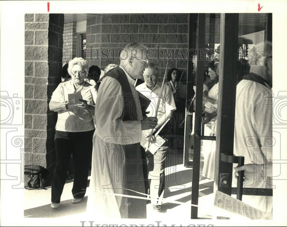 1987 Press Photo Father Augustus McGuire at Saint Leo The Great Church, Houston- Historic Images