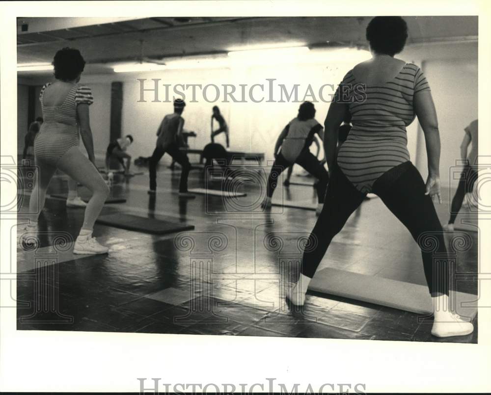 1987 Press Photo People Squat in Instructor-Led Aerobic Exercise Class, Houston- Historic Images