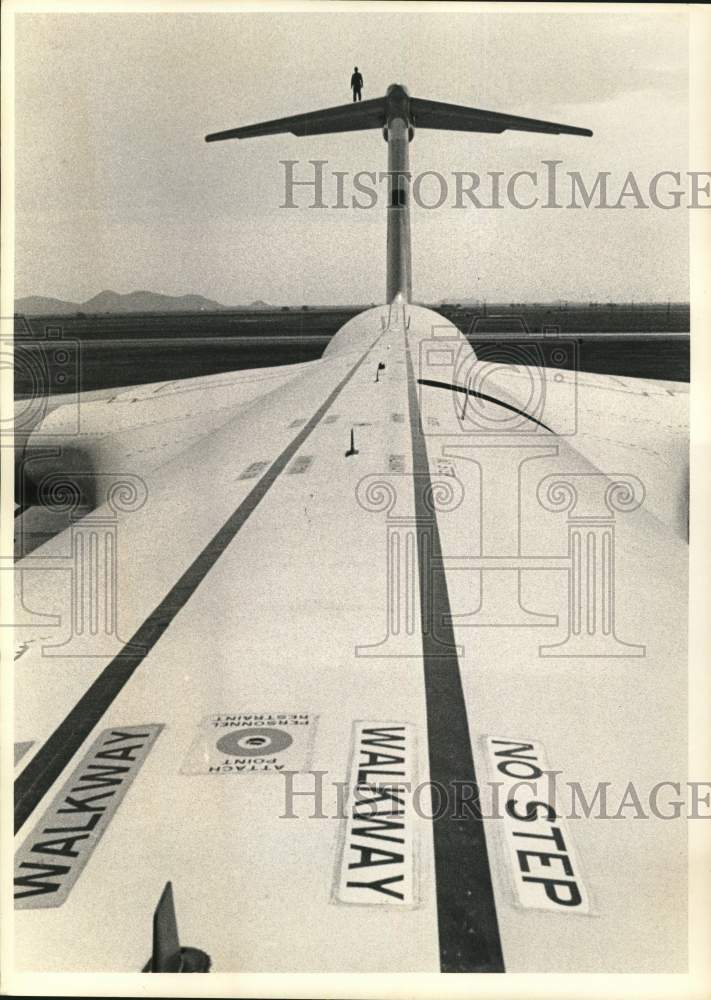 1971 Press Photo Altus Air Force maintenance man stands on C5 Galaxy tail - Historic Images