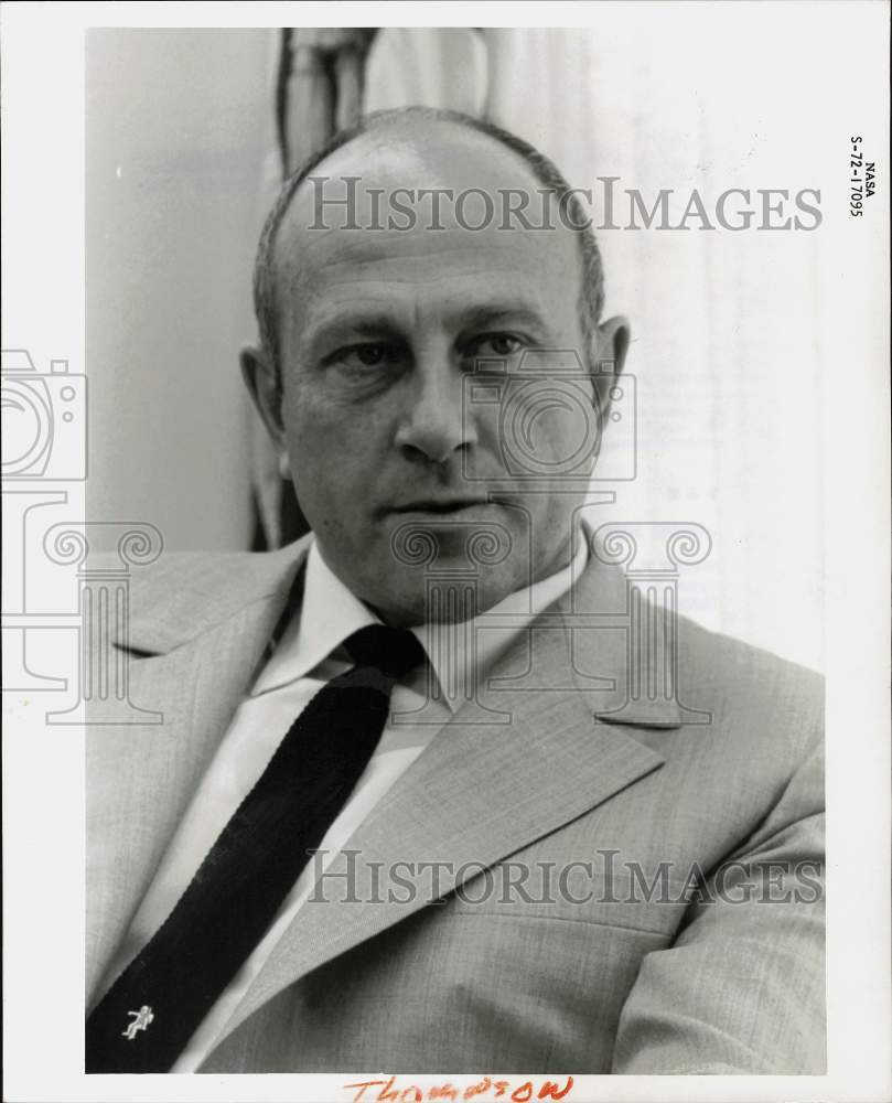 1972 Press Photo Robert Thompson, Space Shuttle Program Manager at Space Center- Historic Images