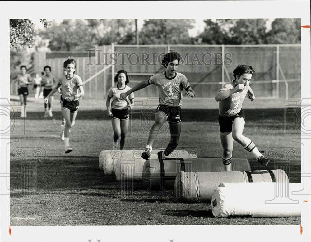 1985 Press Photo Alief Middle School students exercise during PE class.- Historic Images