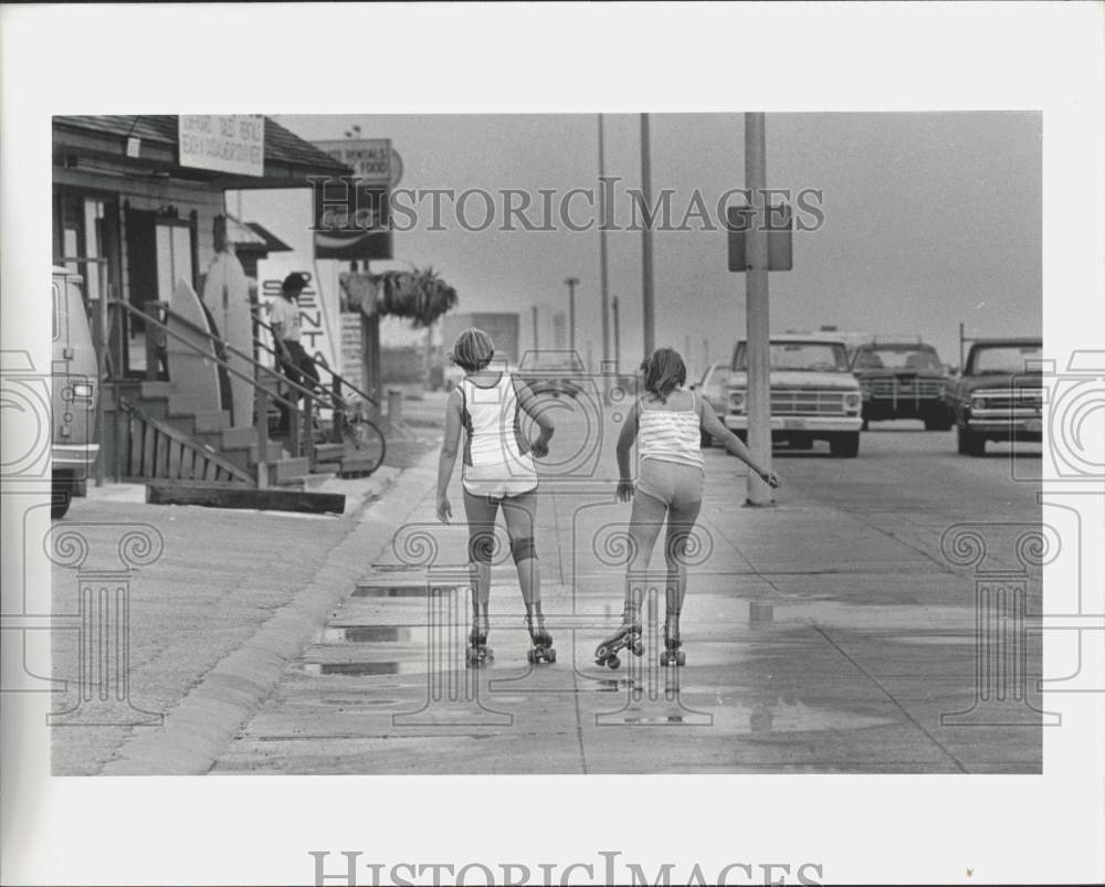 1980 Press Photo Galveston vacationers roller-skate along the seawall.- Historic Images