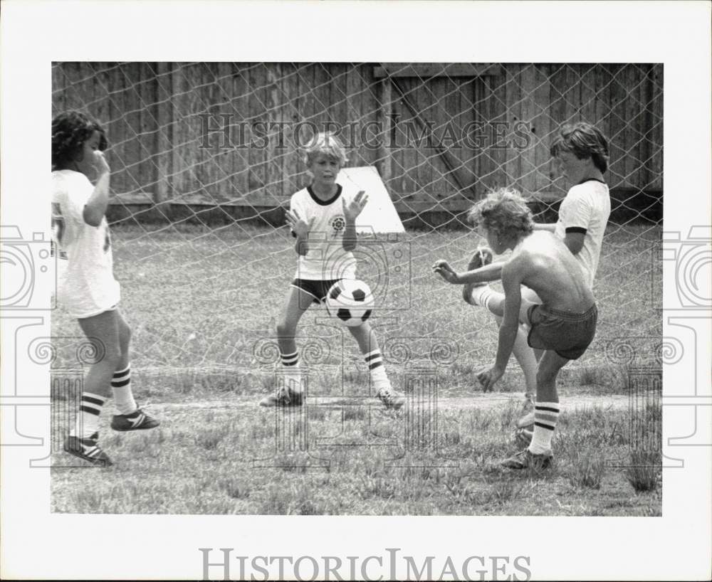 1978 Press Photo Richard Chotiner Scores in Elementary School Soccer Game, Texas - Historic Images