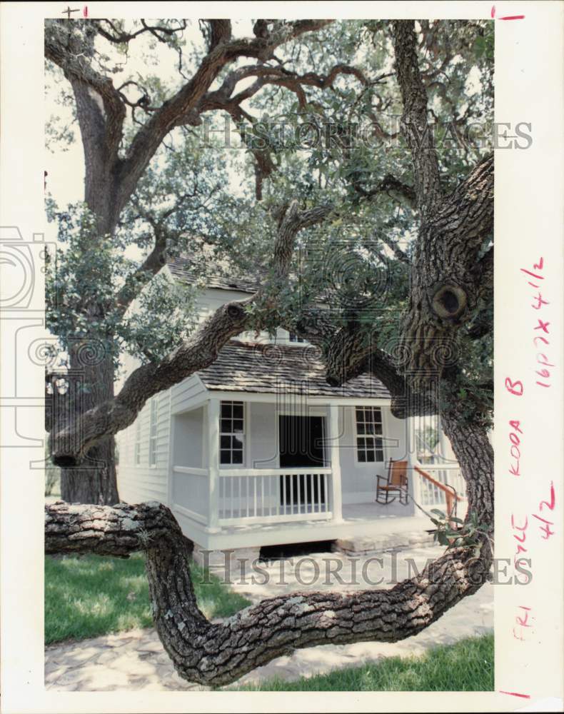 1988 Press Photo White House in Round Top, Texas As Seen Through Tree Limbs - Historic Images