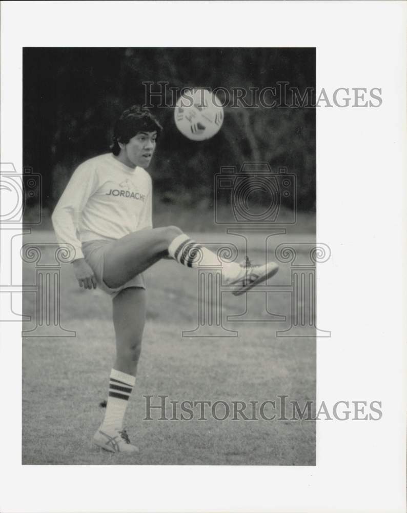 1984 Press Photo Jubenal Rabadan practices soccer in Memorial Park. - hpa26797 - Historic Images