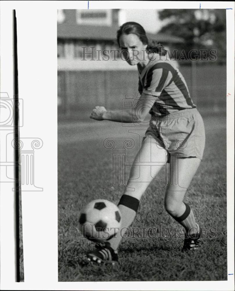 1977 Press Photo Player Mame O&#39;Meara in Action on Soccer Field, Texas - Historic Images