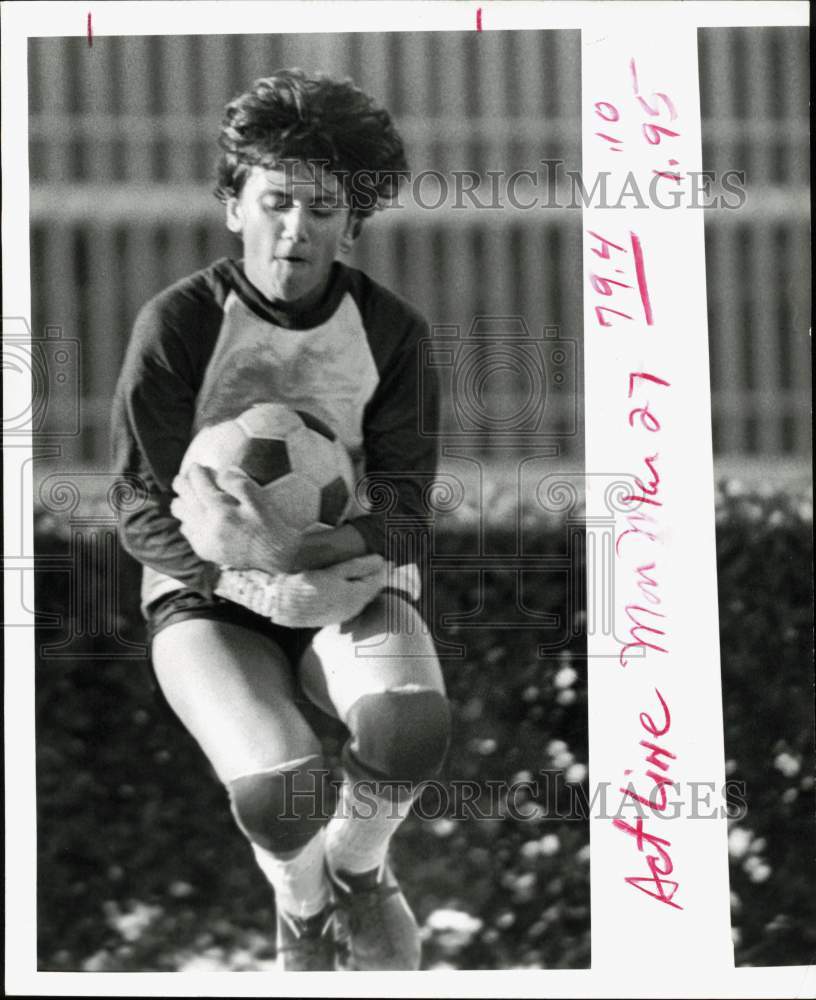 1977 Press Photo Soccer Goalie Kathy Parker in Air with Ball, Texas - hpa26810 - Historic Images