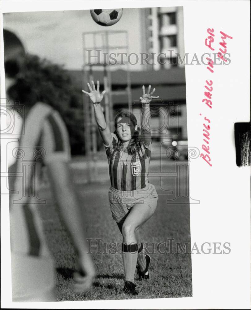 1977 Press Photo Soccer Player Karen Sorensen Brings Ball in for Play, Texas - Historic Images