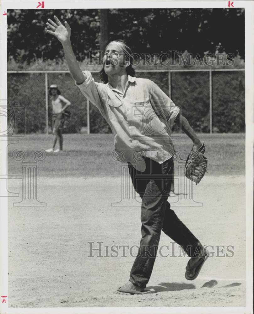 1974 Press Photo Softballer Mike Belitz Throws on Third Out to First Base, Texas - Historic Images