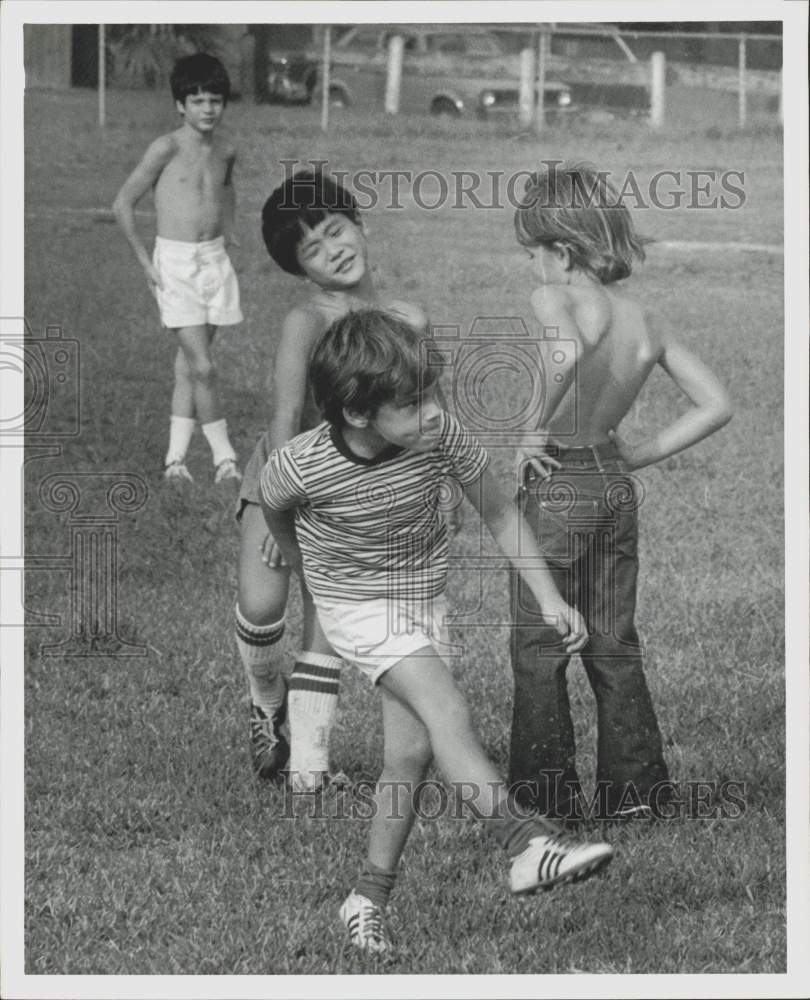 1976 Press Photo Youngsters practice soccer. - hpa27306 - Historic Images