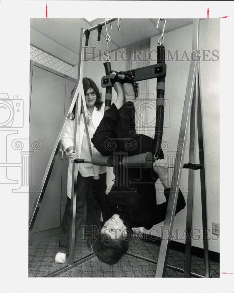 1982 Press Photo Marilyn Smith helps Christine Kronin on exercise equipment - Historic Images