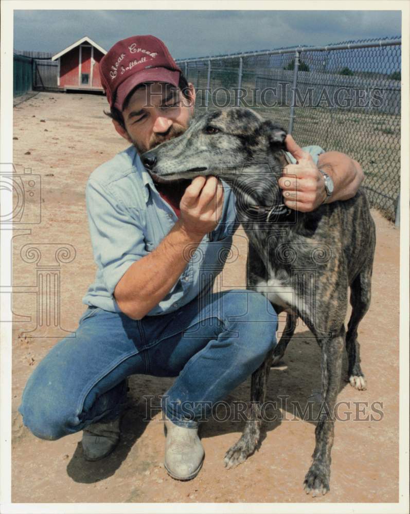 1988 Press Photo Terry West hugs &quot;Velocity&quot; at Friendswood Farm in Brazoria- Historic Images