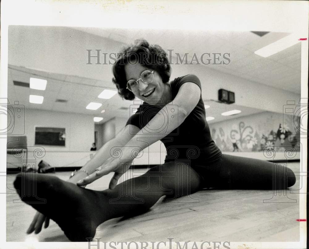 1975 Press Photo Roth warms up in aerobics exercise class. - hpa28527- Historic Images