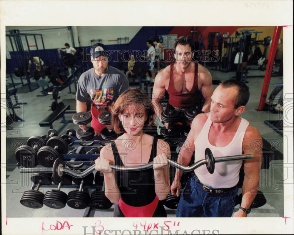 1989 Press Photo Janet Gurwitch and men workout at Hank&#39;s Gym on Elm. - Historic Images