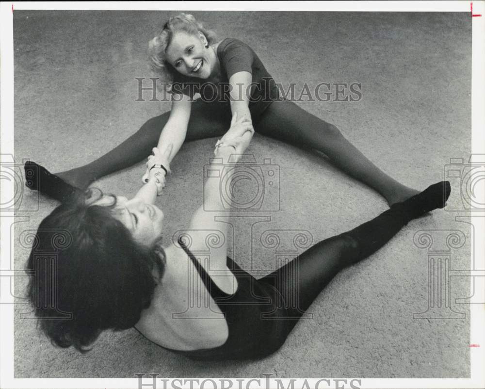 1983 Press Photo Kathy Swann and Pam Terry perform prenatal aerobics exercise. - Historic Images