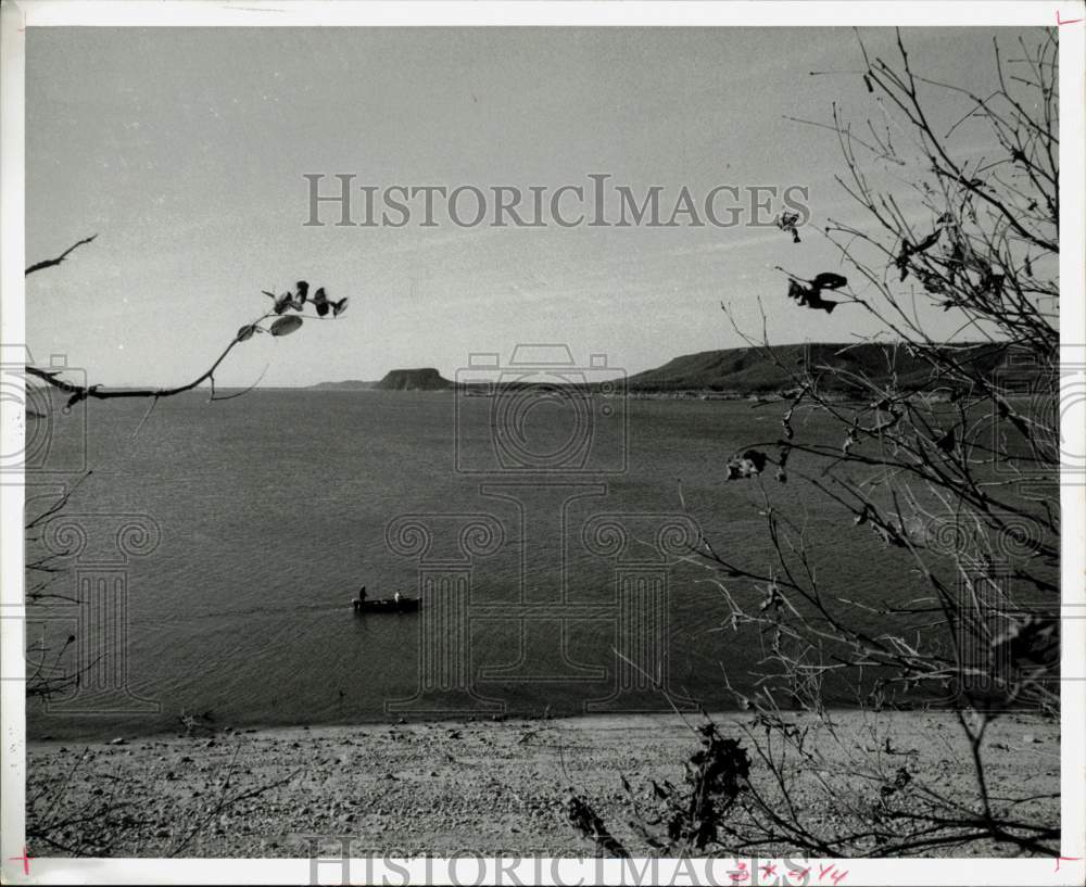 1971 Press Photo One lone boat of fishermen in Lake Hidalgo, Texas. - hpa28789- Historic Images