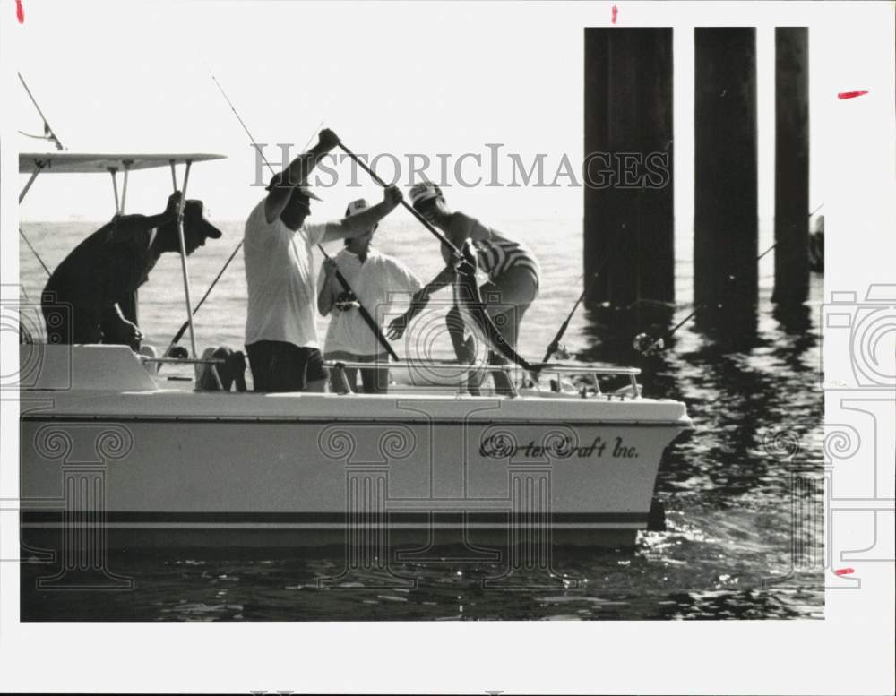 1985 Press Photo Archie Robertson, wife and friends saltwater fishing. - Historic Images