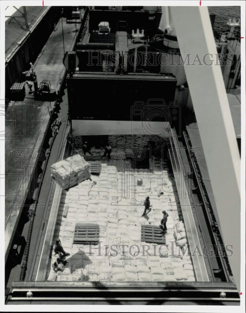 1987 Press Photo Longshoremen load U.S. Rice Aboard Ship for Export - hpa30548 - Historic Images