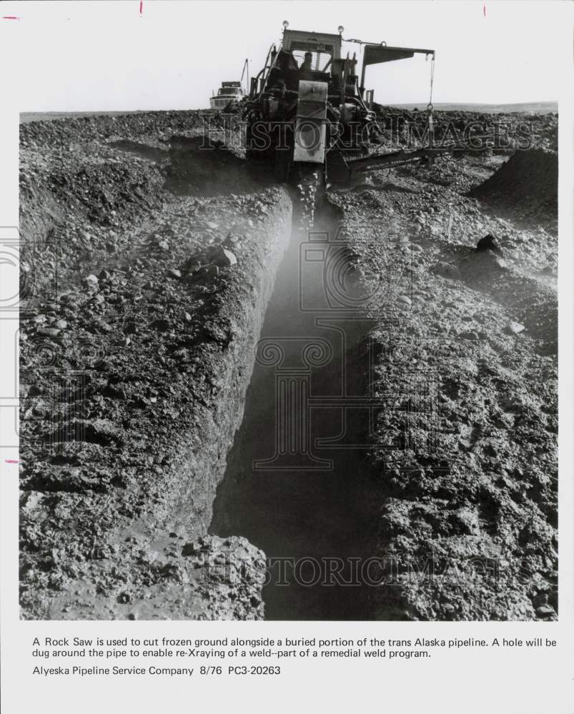 1976 Press Photo Rock Saw Cuts Frozen Ground along Buried Trans-Alaska Pipeline- Historic Images