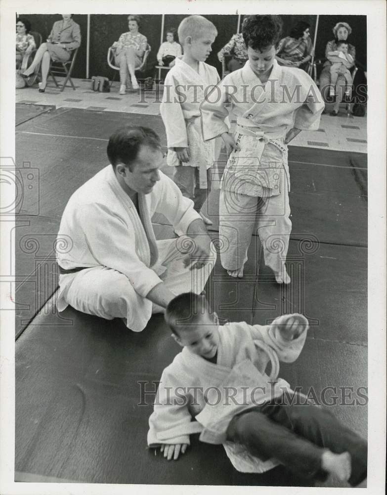 1963 Press Photo Karl Geis instructs Judo students on how to roll. - hpa32463 - Historic Images