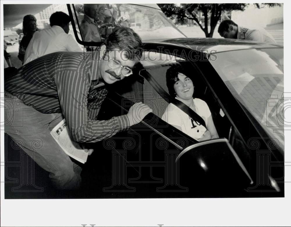 1986 Press Photo Tracy Baird, heart/lung transplant patient with Terry Kalenda.- Historic Images