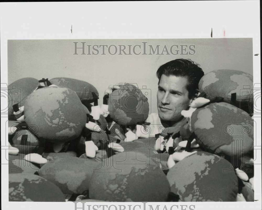 1990 Press Photo Steve Norman stocks Planet Earth Thing toy in Chicago stores.- Historic Images