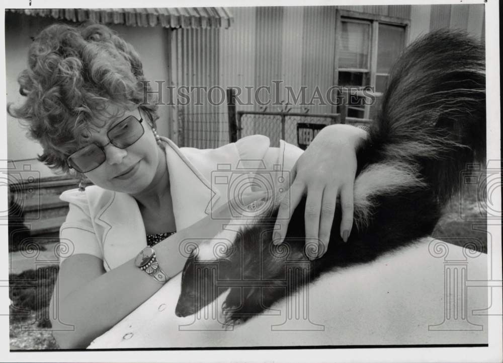 1974 Press Photo Rosebud, the skunk, petted by her new owner Sandra Smith Welch. - Historic Images