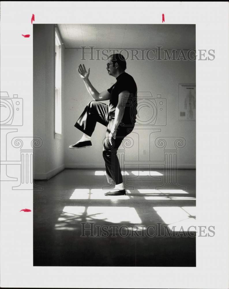 1987 Press Photo A man demonstrates a tai chi chuan pose - hpa35967- Historic Images