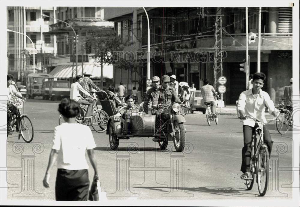 1985 Press Photo Vietnamese soldiers ride down Phnom Penh, Cambodia&#39;s street. - Historic Images