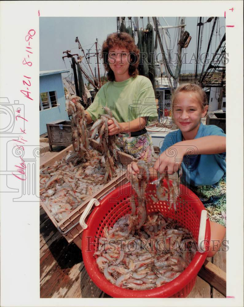 1990 Press Photo Diane Reichle, Amy Gillis Show Off Fresh Catch of Shrimp, Texas- Historic Images