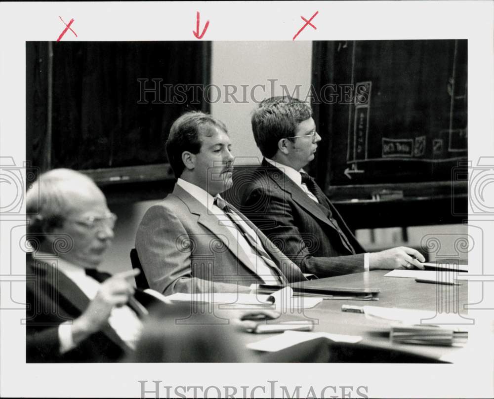 1983 Press Photo Billy Ray Clore and Attorneys at Trial for Death of His Father- Historic Images