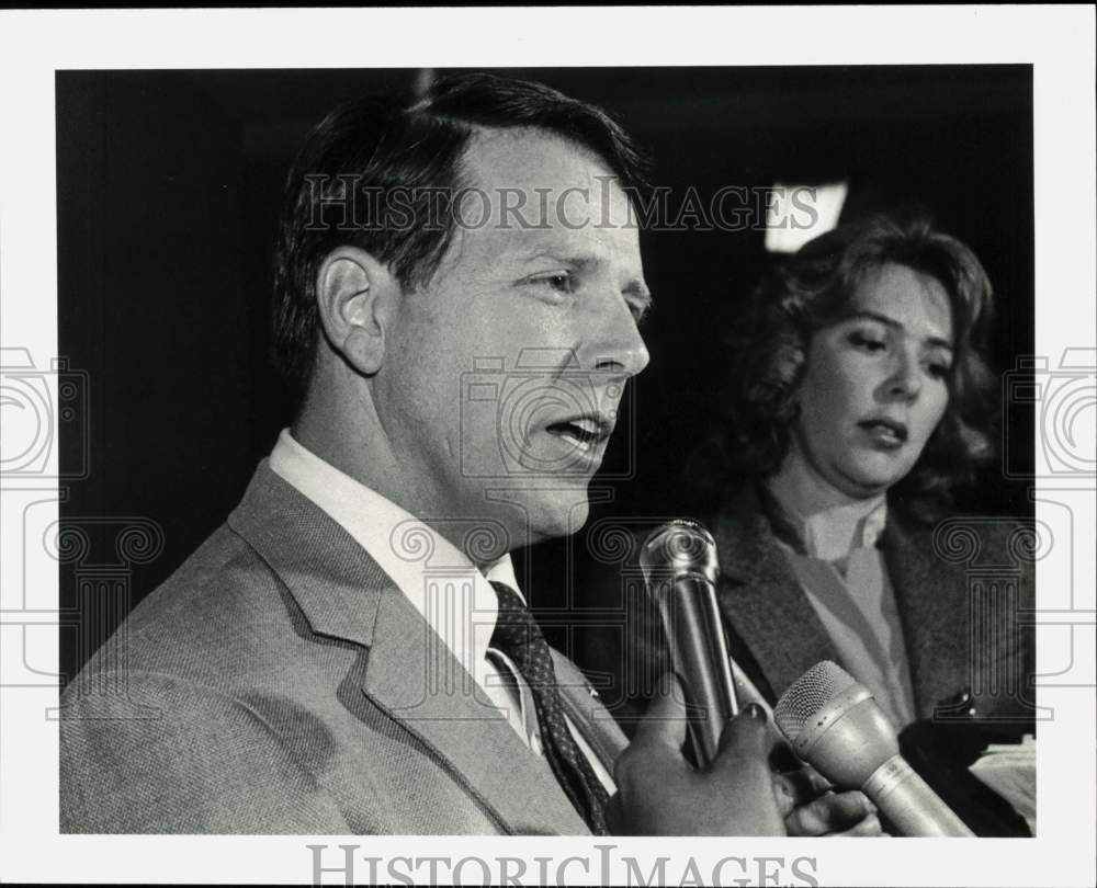 1983 Press Photo Assistant County Attorney Dave Hurley with Press, Texas- Historic Images