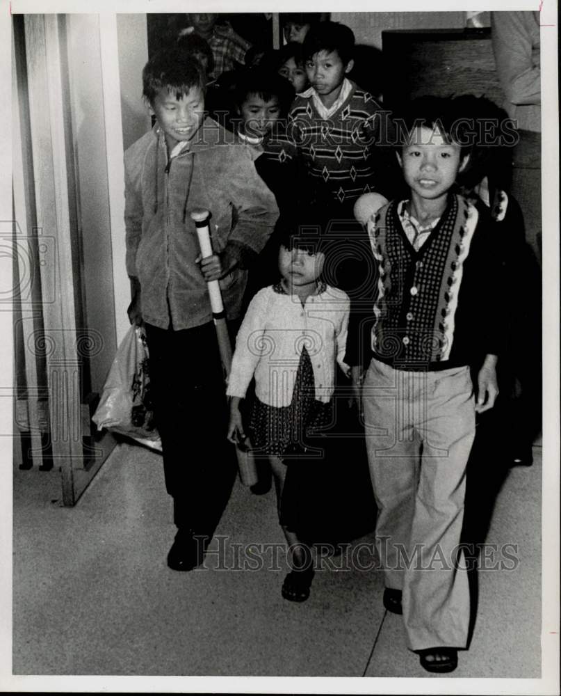 1975 Press Photo Vietnamese Orphans Arrive in Houston to Stay at Bellville Farm - Historic Images