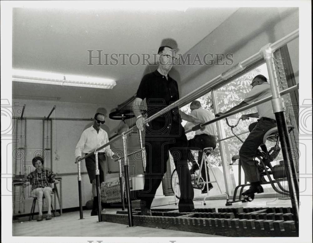 1968 Press Photo Patients exercise at Parkinson's Rehabilitation Center in Miami- Historic Images