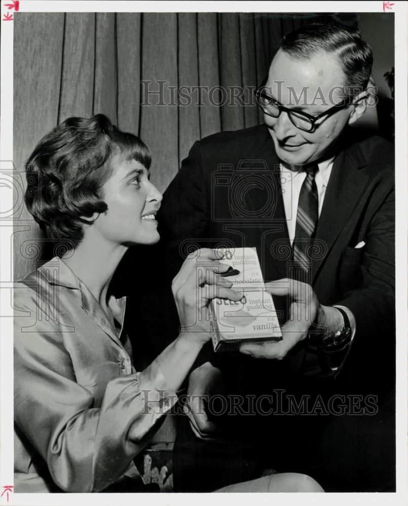 1966 Press Photo Mrs. David Cooney and John Crichton hold Jello pudding packets.- Historic Images