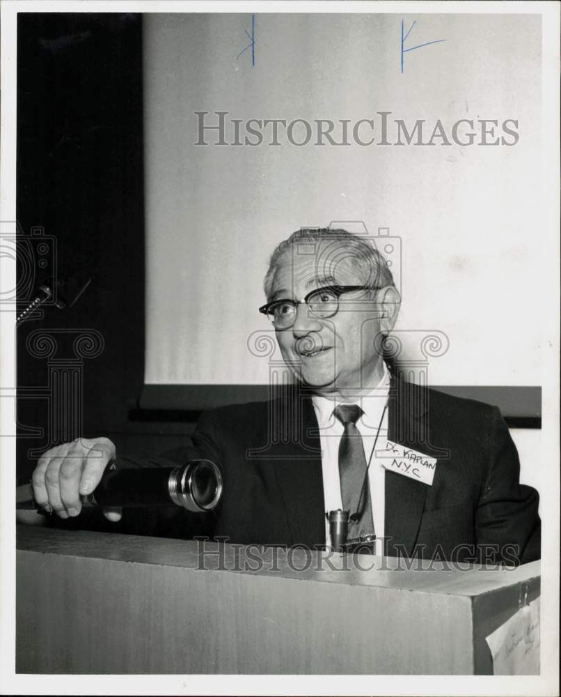 1965 Press Photo Dr. Emanuel Kaplan, Columbia Medical School anatomy professor.- Historic Images