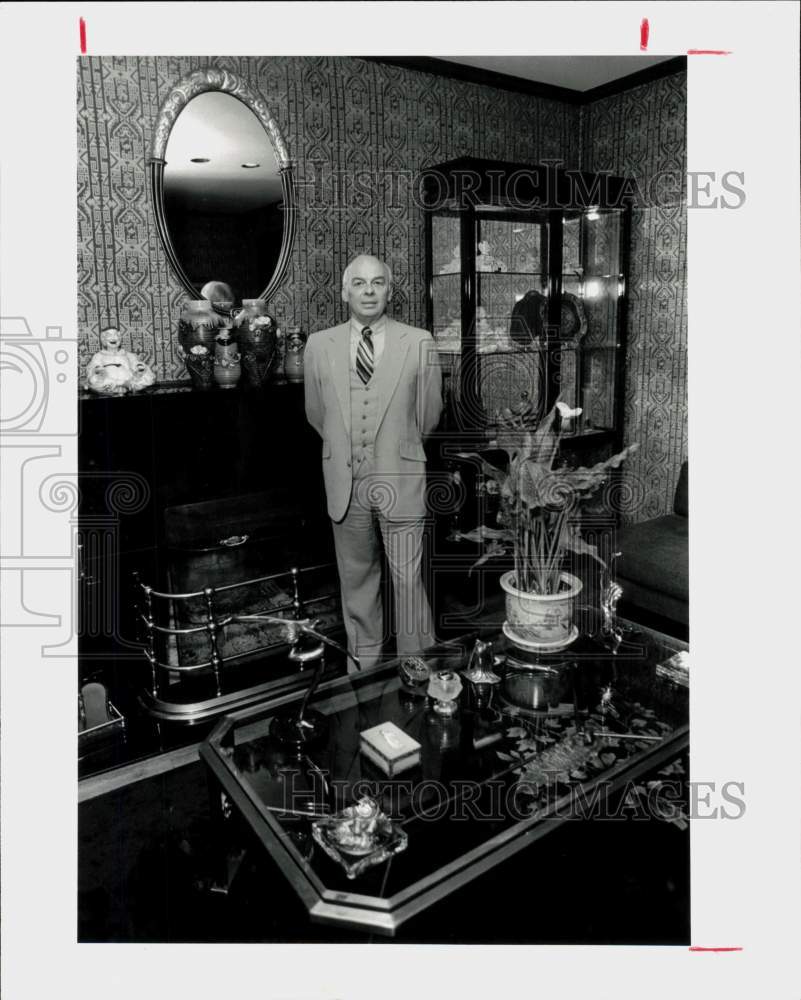 1982 Press Photo Ernie Hankins, interior designer, shown in a &#39;sitting room&#39; - Historic Images