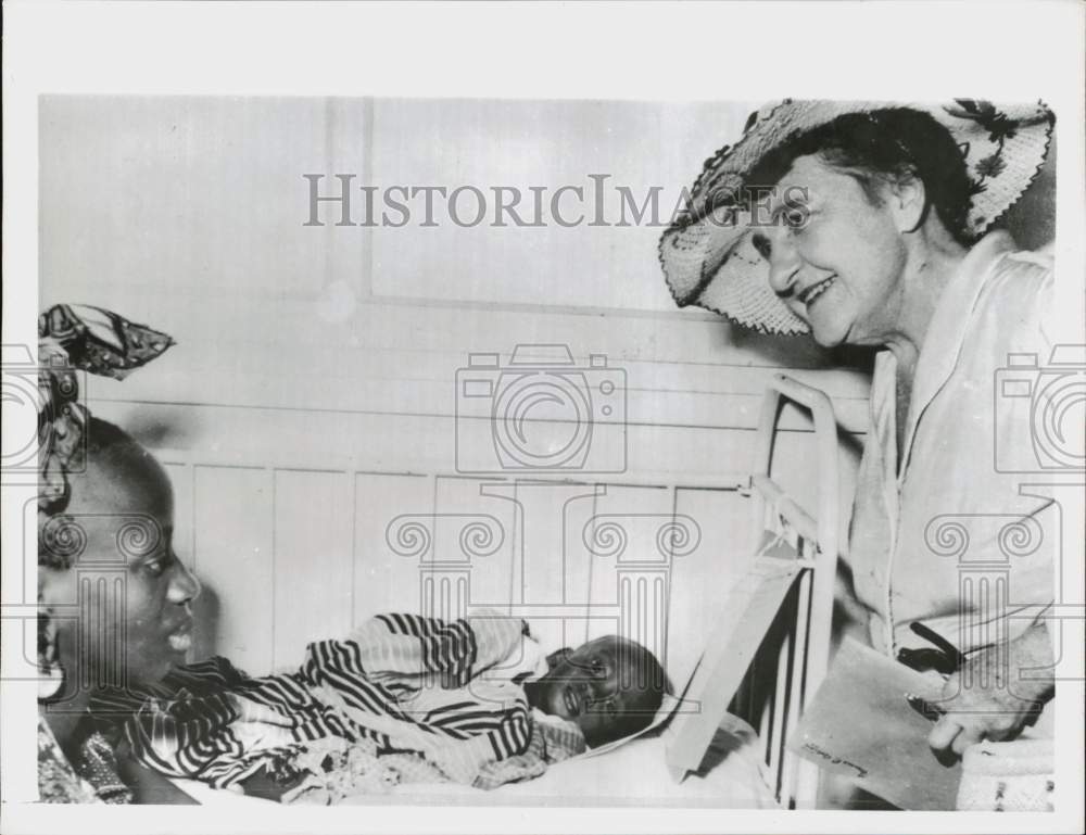 1955 Press Photo Congresswoman Frances Bolton visits child and mother in Dakar.- Historic Images