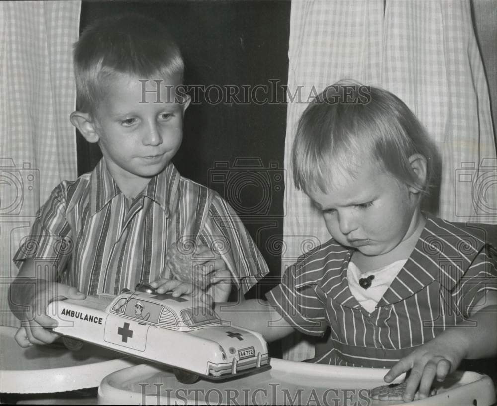 1966 Press Photo Darrell and Bernice Kersh play with toys in Houston.- Historic Images