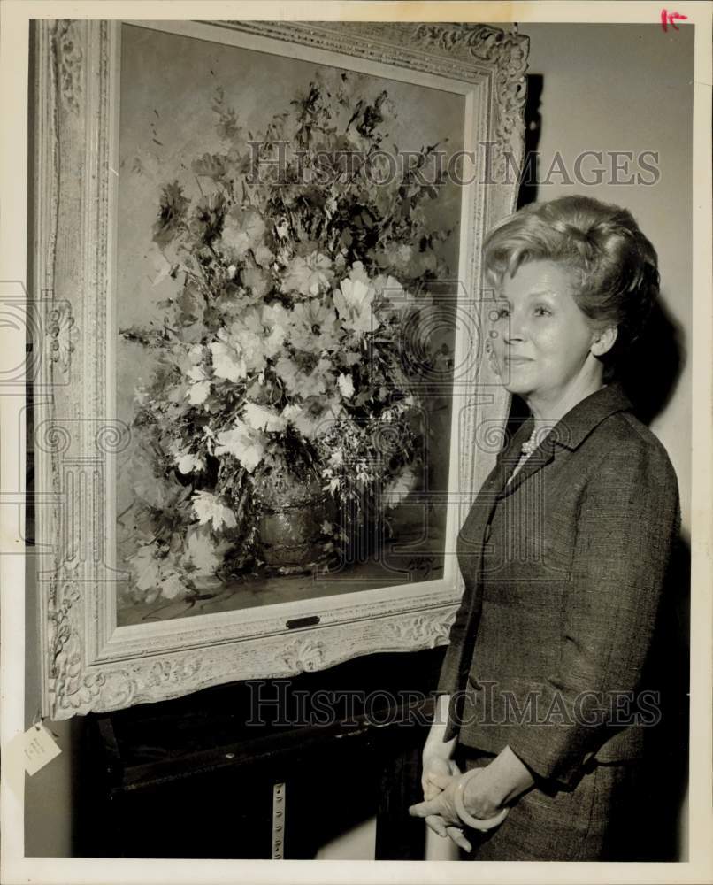 1969 Press Photo Margarita Hahn displays painting of flowers. - hpa60246- Historic Images