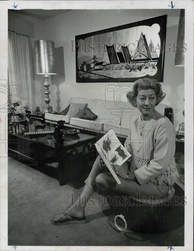 1963 Press Photo Jacqueline Steele, art student, points to pieces in book.- Historic Images