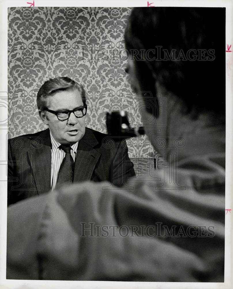 1972 Press Photo Donald Johnson, VA Administrator, talks during a meeting.- Historic Images