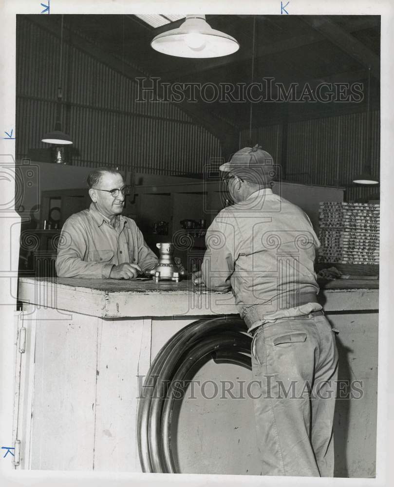 1964 Press Photo Lester Gore, warehouseman at Pasadena Water &amp; Sewer, colleague- Historic Images