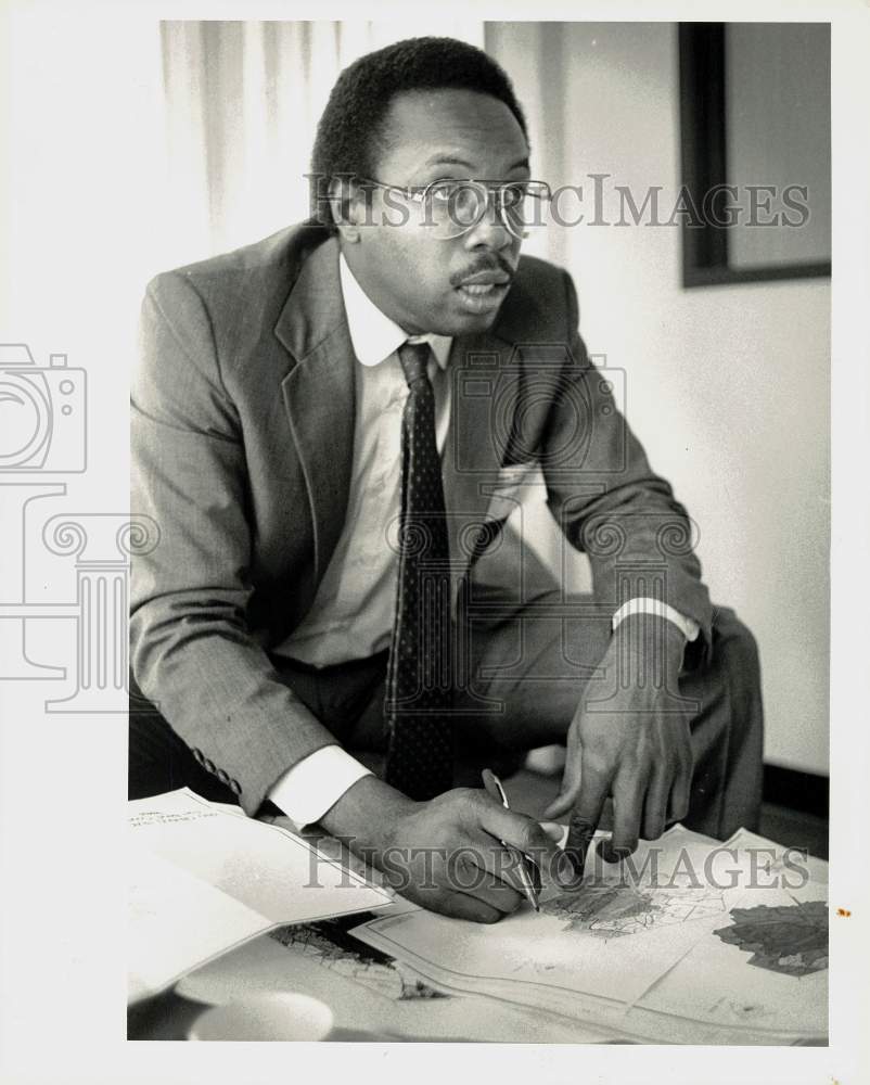 1984 Press Photo Glenn Johnson works on drawing. - hpa61024- Historic Images