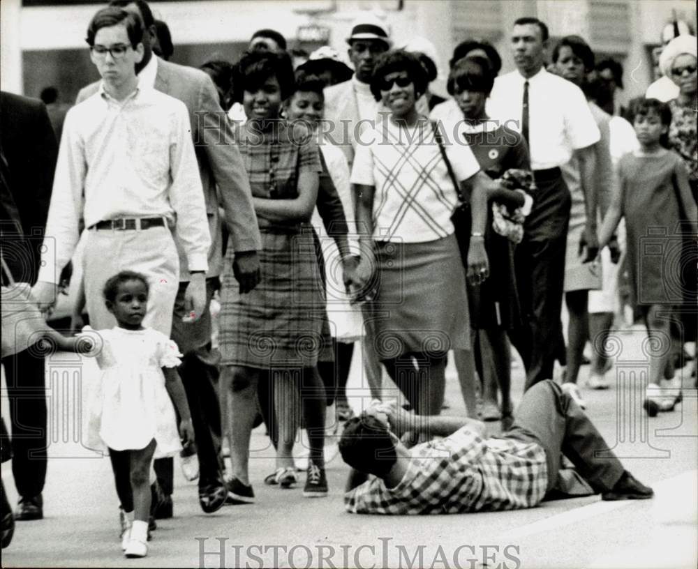 1968 Press Photo Marchers along street at King Memorial, Texas - hpa62205- Historic Images