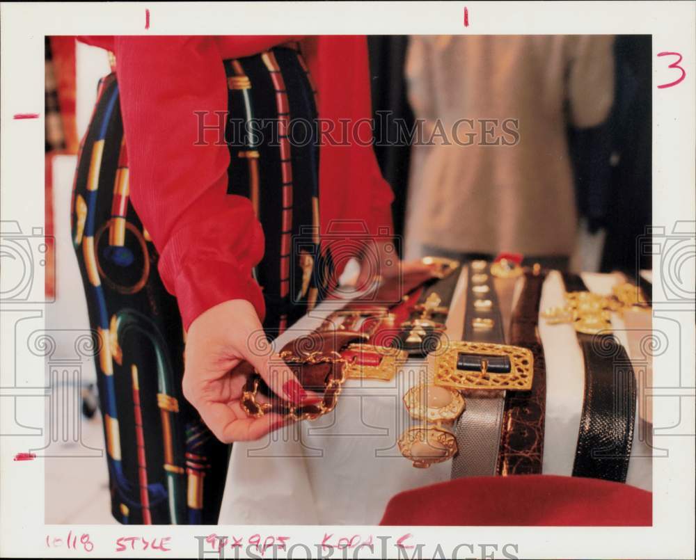 1994 Press Photo Mary Leatherwood, blind fashion consultant, chooses belt, Texas- Historic Images