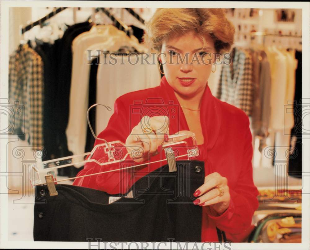 1994 Press Photo Blind Fashion Adviser Mary Leatherwood Uses Feel for Fashions- Historic Images