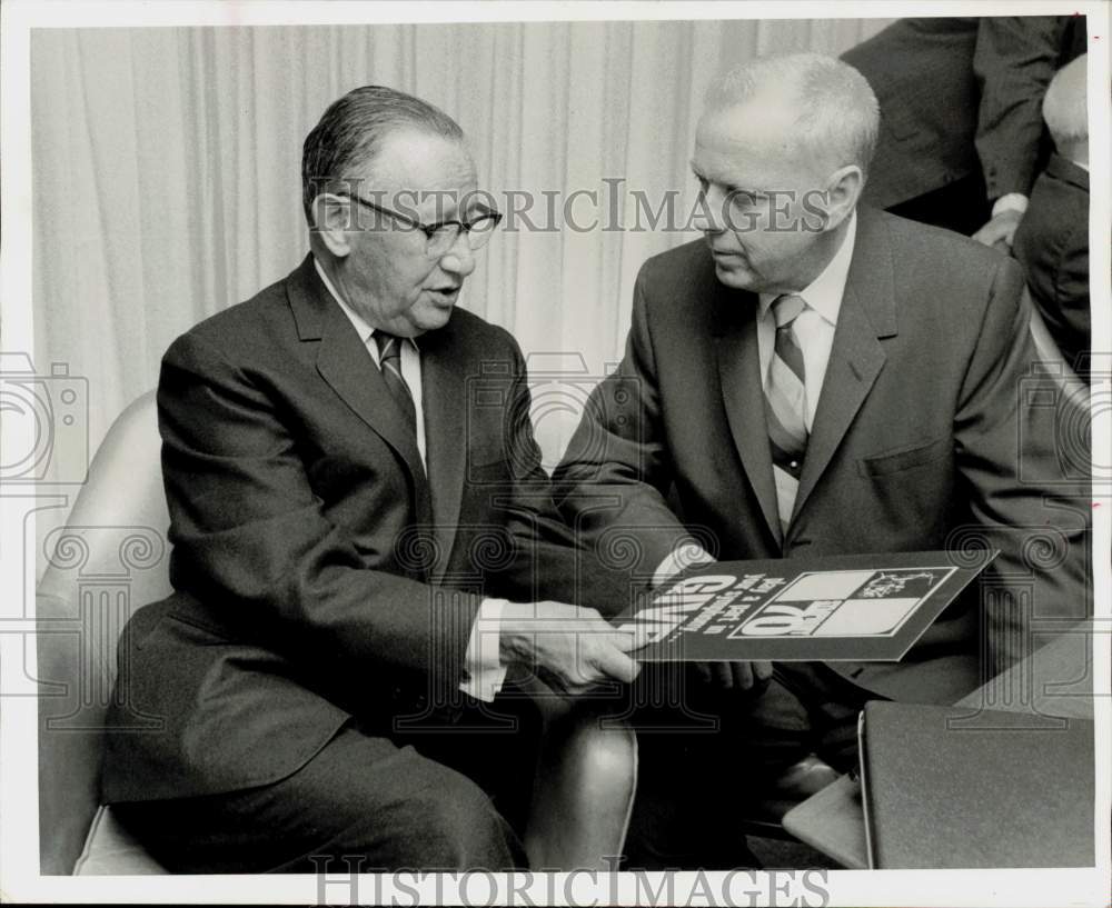 1970 Press Photo Charles Jones and Max Levine discuss &quot;Symphony 70&quot; in Houston.- Historic Images